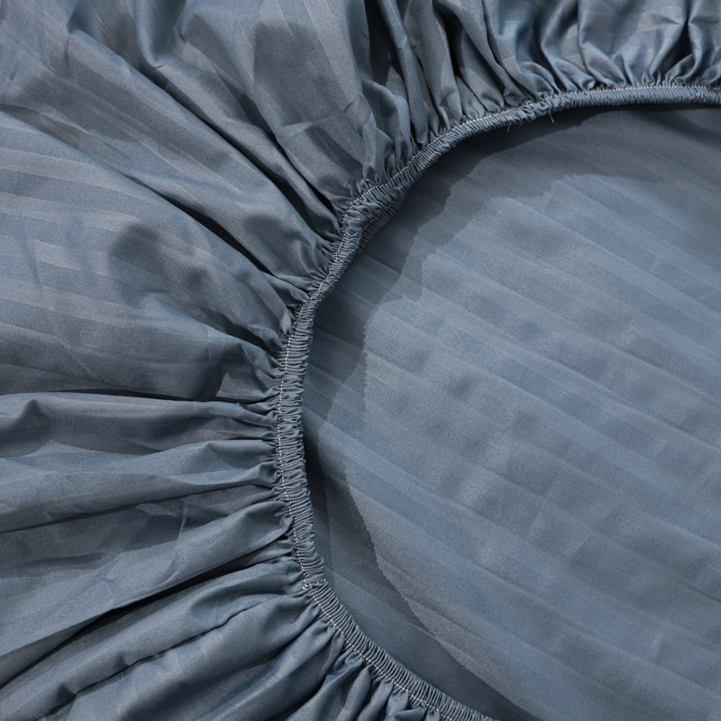 Простынь на резинке (140*200*25) синяя полоска №3918