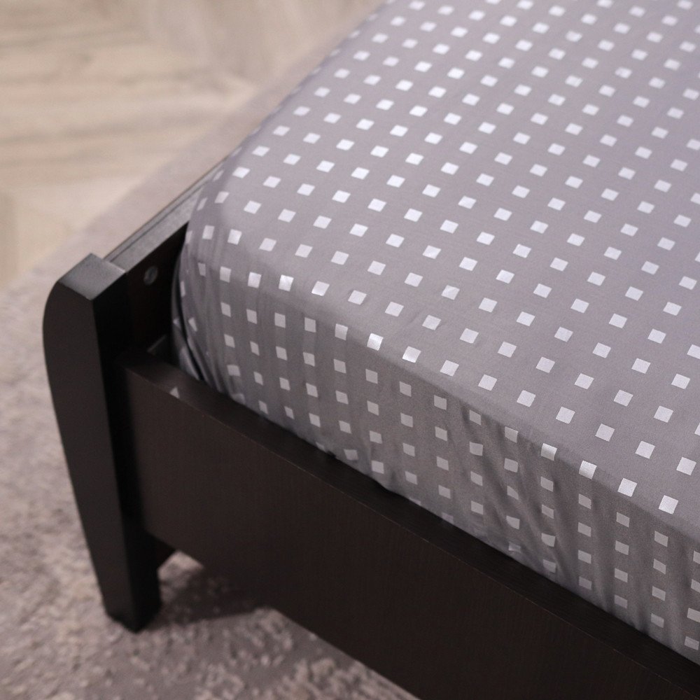 Простынь на резинке (160*200*25) мелкие квадраты на сером  №2701