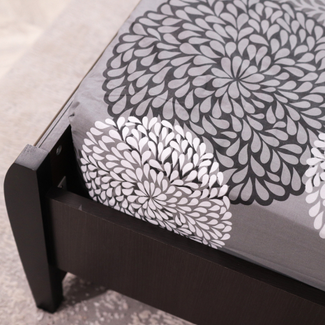 Простынь на резинке (160*200*25) серая с абстрактным принтом №667204