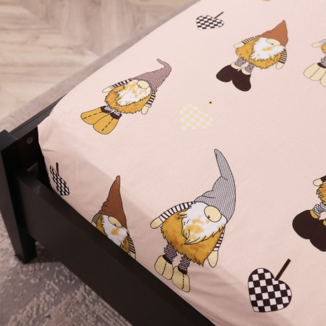 Простыня на резинке (90*200*25) бежевая с новогодним принтом №661803