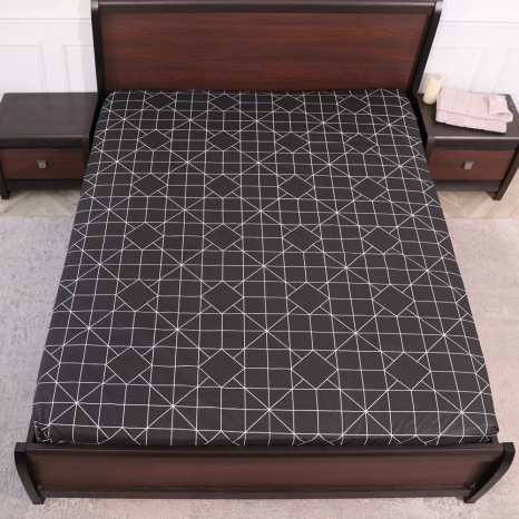 Простынь на резинке (160*200*25) черная с геометрическим принтом №662406