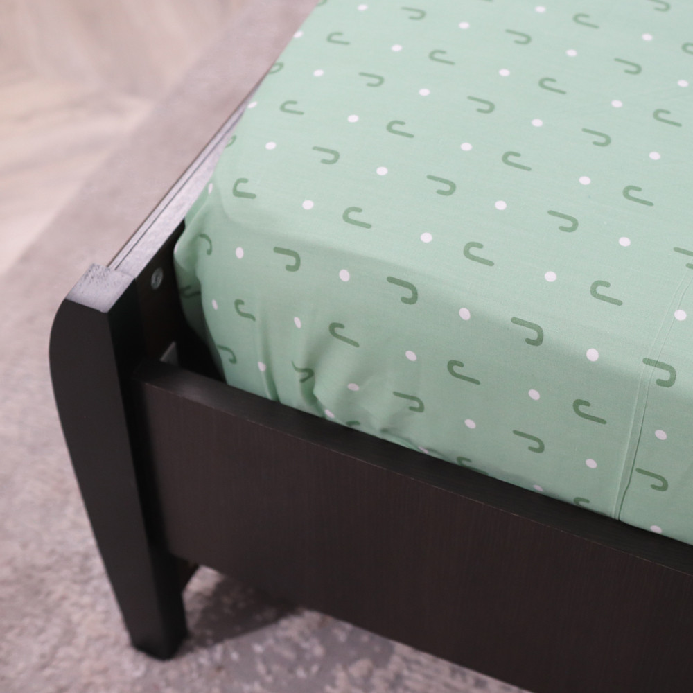 Простынь на резинке (180*200*25) зеленая с абстрактным принтом №661900