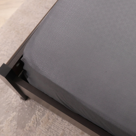 Простыня на резинке (120*200*25) геометрия на сером №2006