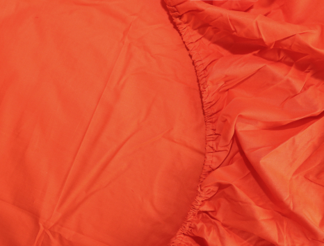 Простынь на резинке (160*200*25) морковная №1048