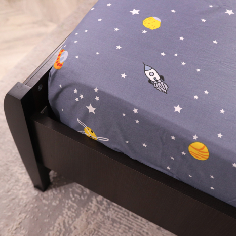 Простирадло на резинці (140*200*25) синє з принтом космос №668171