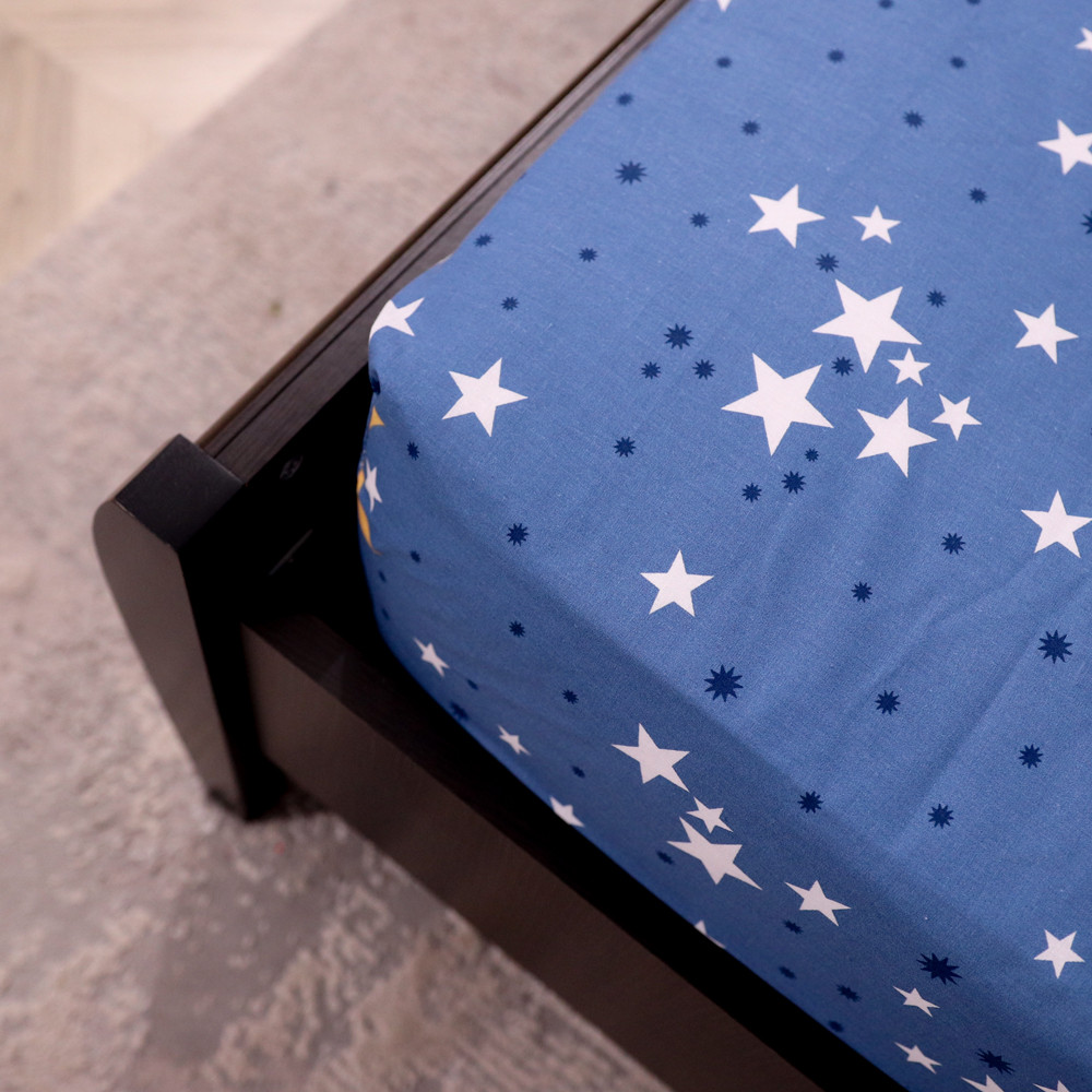 Простынь на резинке (180*200*25) синяя с принтом звезд №668174