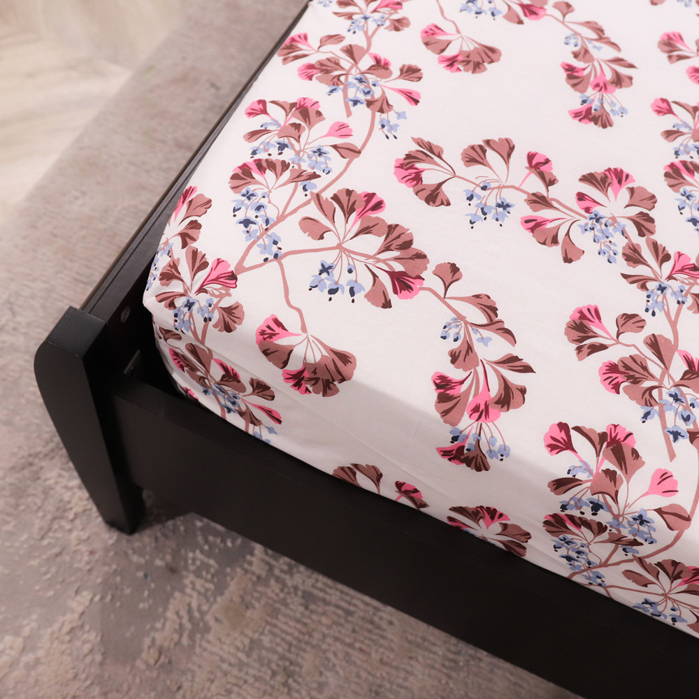 Простынь на резинке (120*200*25) молочное с цветочным принтом №661529