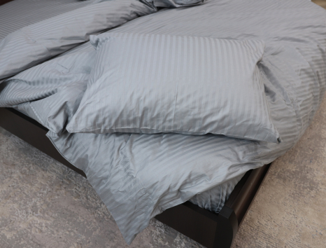 Євро-максі набір постільної білизни 200*220 з Страйп Сатину з простирадлом на резинці №555102