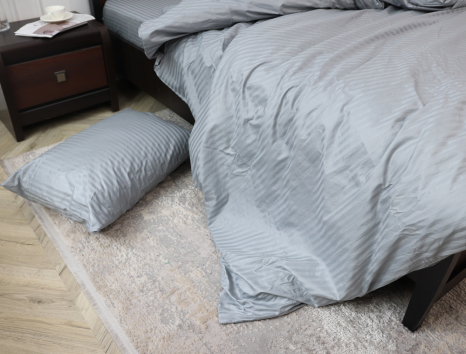 Євро-максі набір постільної білизни 200*220 з Страйп Сатину з простирадлом на резинці №555102