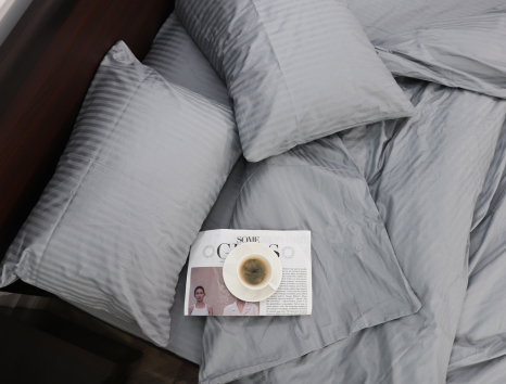 Сімейний набір постільної білизни з Страйп Сатину з простирадлом на резинці №555102