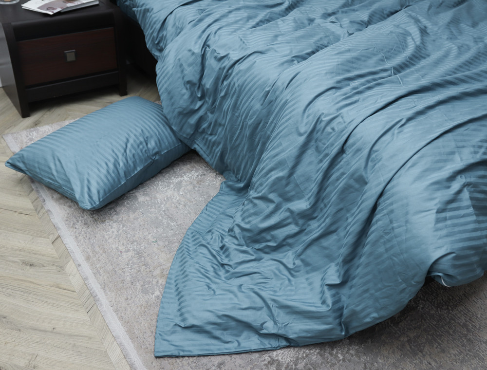 Двоспальний набір постільної білизни 180*220 з Страйп Сатину з простирадлом на резинці №554111