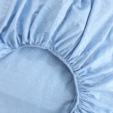 Простынь на резинке (140*200*25) с веточками на голубом №9945