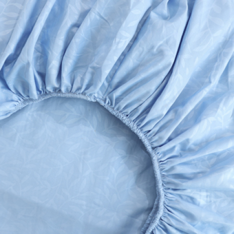 Простынь на резинке (140*200*25) с веточками на голубом №9945