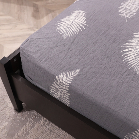 Простынь на резинке (140*200*25) серая с растительным принтом №6633091