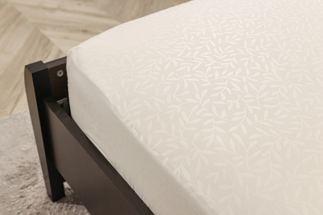 Простынь на резинке (180*200*25) с веточками на молочном №8899