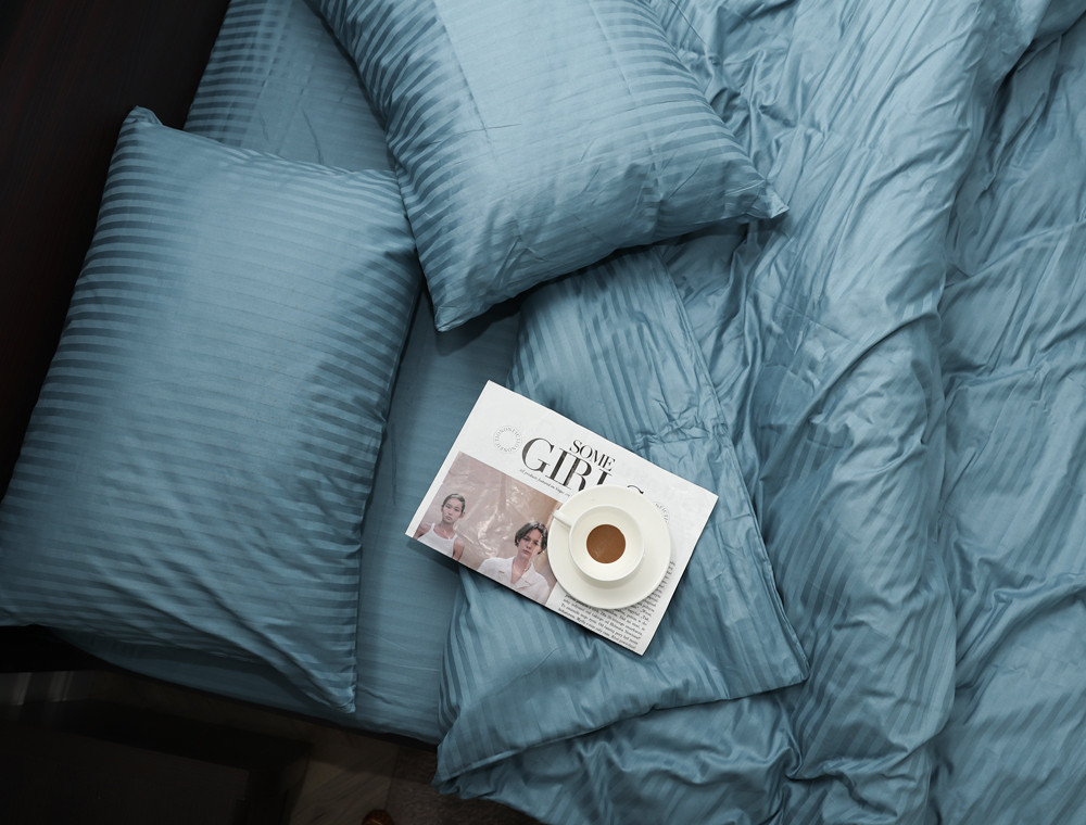 Двоспальний набір постільної білизни 180*220 з Страйп Сатину з простирадлом на резинці №554111