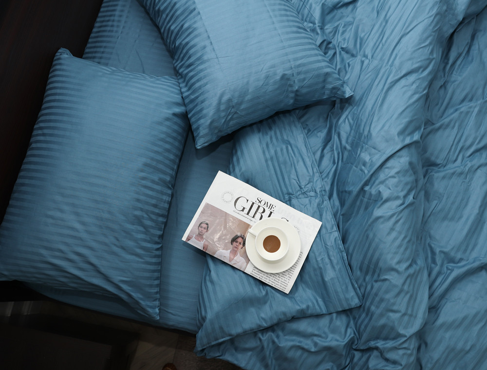 Сімейний набір постільної білизни з Страйп Сатину з простирадлом на резинці №554220