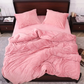 Розовая постель – нежность и мягкость