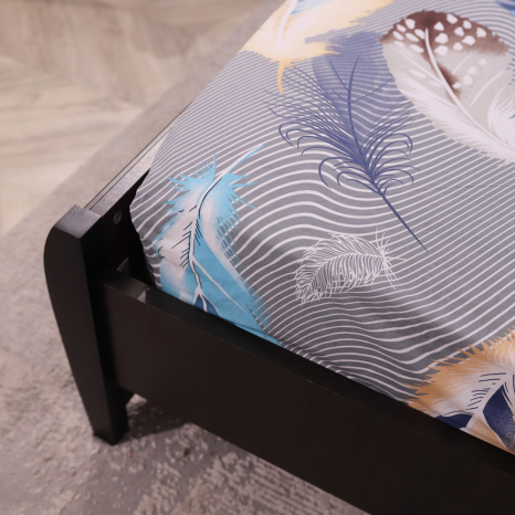 Простынь на резинке (120*200*25) серая с принтом "перья" №667853