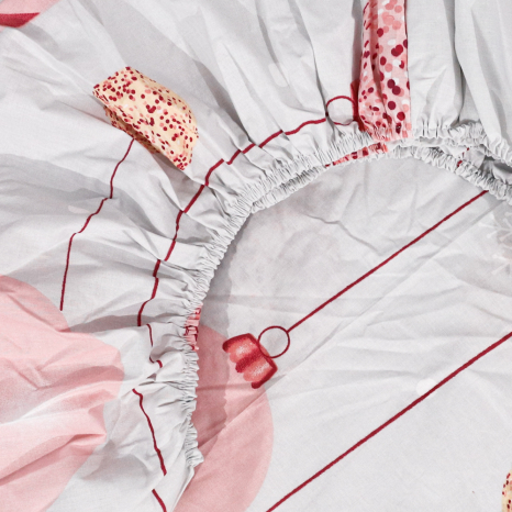 Простыня на резинке (90*200*25) серая с новогодним принтом №661132