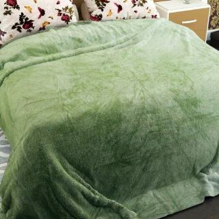 Пледи флісові однотонні: поради щодо вибору кольору