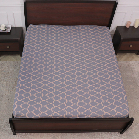 Простынь на резинке (140*200*25) серая с абстрактным принтом №665137