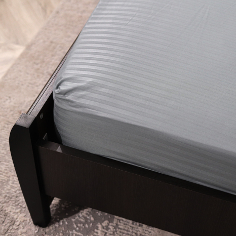 Простынь на резинке (140*200*25) серая полоска №4405