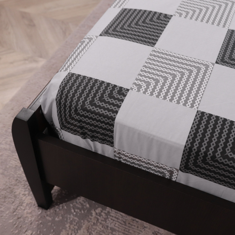 Простынь на резинке (160*200*25) серого цвета в клетку №665350