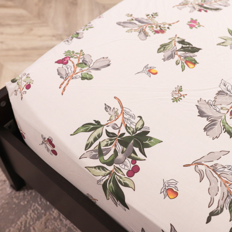 Простынь на резинке (160*200*25) белая с цветочным принтом №663570