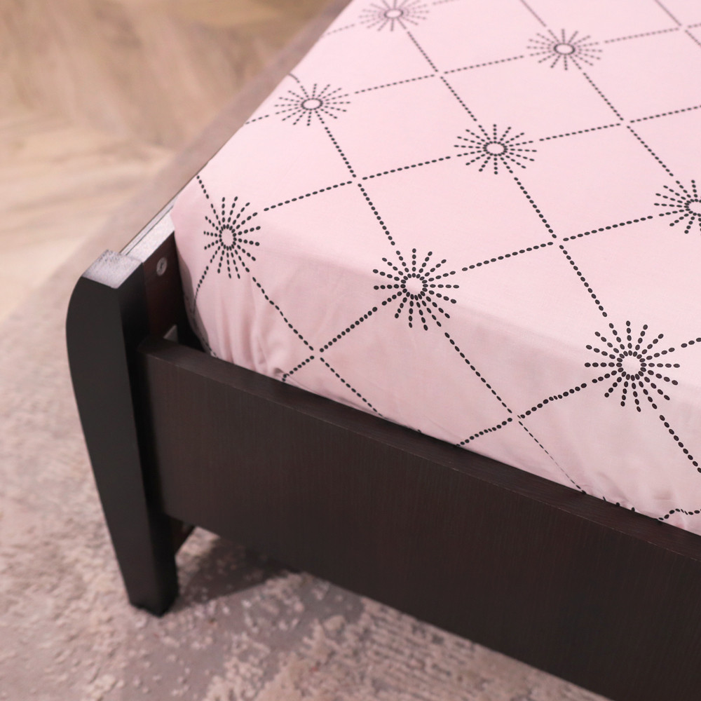 Простынь на резинке (90*200*25) розового цвета в клеточку №660013