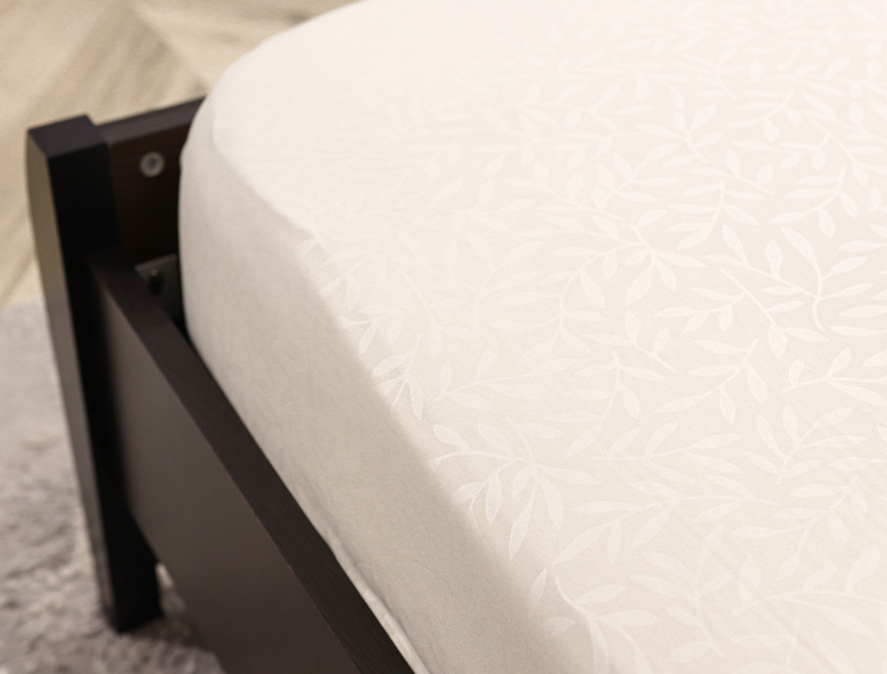 Простынь на резинке (140*200*25) с веточками на кремовом №9944